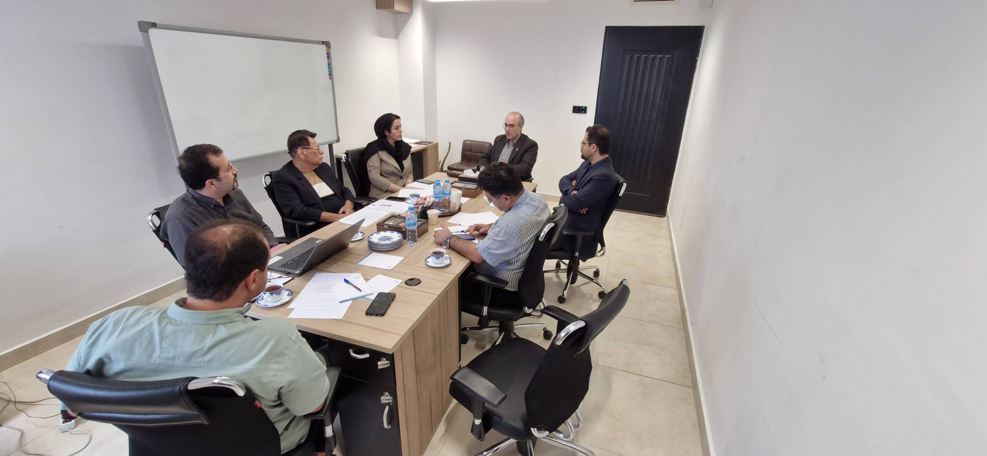 اعضای هیئت مدیره در جلسه